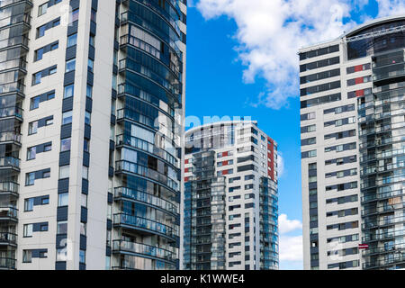 Les immeubles urbains modernes contre le ciel bleu Banque D'Images