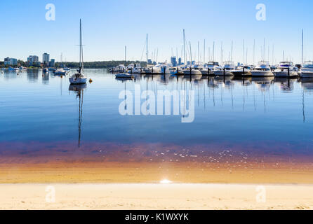 Bateaux amarrés au Royal Perth Yacht Club de Matilda Bay sur la rivière Swan, Crawley, Perth, Australie occidentale Banque D'Images