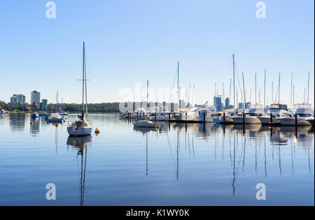 Bateaux amarrés au Royal Perth Yacht Club de Matilda Bay sur la rivière Swan, Crawley, Perth, Australie occidentale Banque D'Images