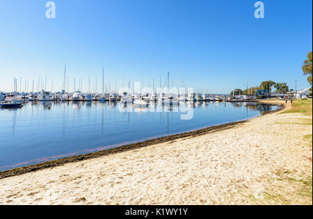 Bateaux amarrés au Royal Perth Yacht Club de Matilda Bay sur la plage de l'estran de Swan River, Crawley, Perth, Australie occidentale Banque D'Images