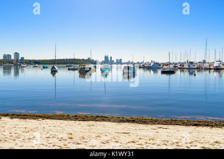 Bateaux amarrés au Royal Perth Yacht Club de Matilda Bay sur la plage de l'estran de Swan River, Crawley, Perth, Australie occidentale Banque D'Images