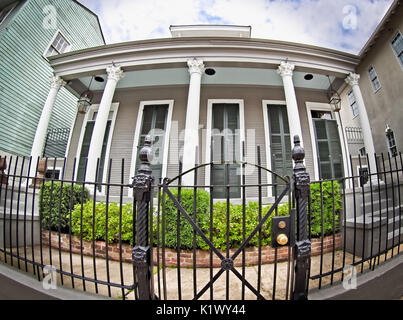 LA Nouvelle-Orléans, Louisiane, USA - 1 juin 2017 - French Quarter Cottage avec des volets verts portes prises avec un objectif Fisheye Banque D'Images