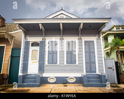 La Nouvelle-Orléans, Louisiane, USA - 1 juin 2017 - vieille maison grise dans le quartier français Banque D'Images