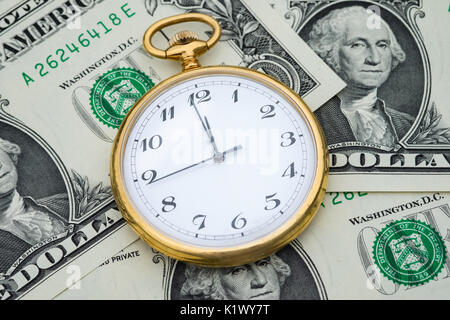 Notion de temps et d'argent, dollars des États-Unis avec horloge Banque D'Images