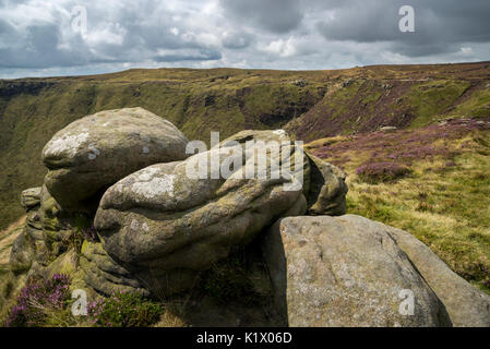 Le paysage accidenté à l'Upper Tor sur le bord de Kinder scout dans le parc national de Peak District. Edale, Derbyshire, Angleterre. Banque D'Images