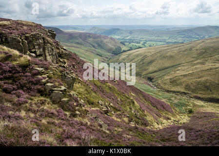 Le paysage accidenté à l'Upper Tor sur le bord de Kinder scout dans le parc national de Peak District. Edale, Derbyshire, Angleterre. Banque D'Images