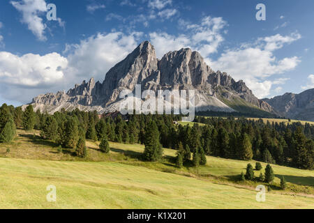 L'Europe, l'Italie, le Tyrol du Sud, Bolzano. Le Sass de Putia (Peitlerkofel) vu de Passo delle Erbe, Dolomites Banque D'Images