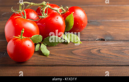 Tomates sur une table en bois sur le côté gauche Banque D'Images