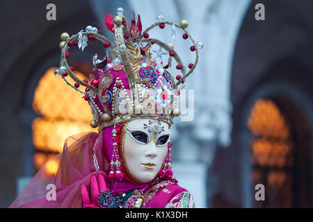 Masque de Carnaval de Venise près de Palais Ducal. Venise, Vénétie, Italie, Europe Banque D'Images