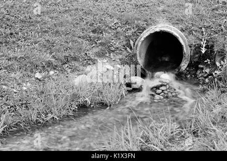 Petite chute de tuyau de vidange au Parc Kiwanis en noir et blanc Banque D'Images