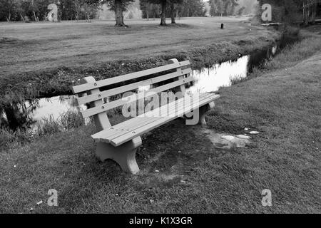 Banc à côté de flux à Kiwanis Park Banque D'Images