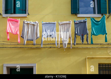 L'Europe, Italie, Vénétie, Chioggia. Suspendre les vêtements sur une vieille façade de maison Banque D'Images