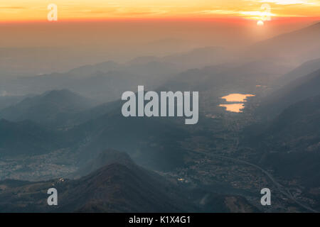 L'Europe, Italie, Vénétie, Trévise, Cansiglio. Vue vers la plaine et les Préalpes vénitiennes au coucher du soleil depuis le mont Pizzoc Banque D'Images