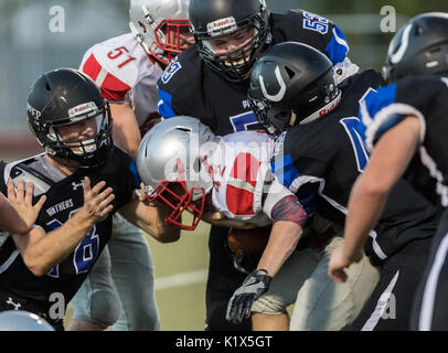 L'action de football avec trinity vs. university prep high school à Redding en Californie. Banque D'Images