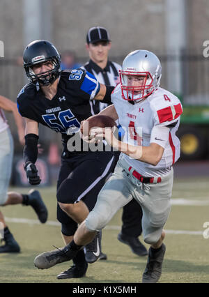 L'action de football avec trinity vs. university prep high school à Redding en Californie. Banque D'Images