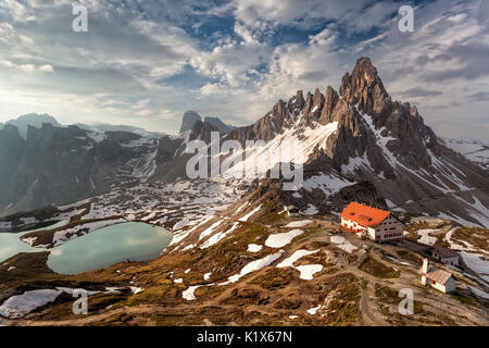 Le refuge ANTONIO Locatelli - S. Innerkofler - Trois hut crénelée et Mont Paterno. Dans la vallée au-dessous de la beaux lacs de Piani (Bödenseen), dans un Banque D'Images