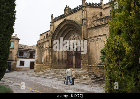 Square 1 mai, chute dans Église de Saint Paul, un couple en train de marcher près de l'église, Ubeda, Espagne, province de Jaén Banque D'Images