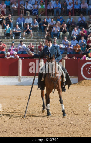 Alvaro Montes, torero à cheval espagnol sorcière garrocha lance émoussé (utilisé dans les ranchs), Ubeda, Jaen, Espagne Banque D'Images