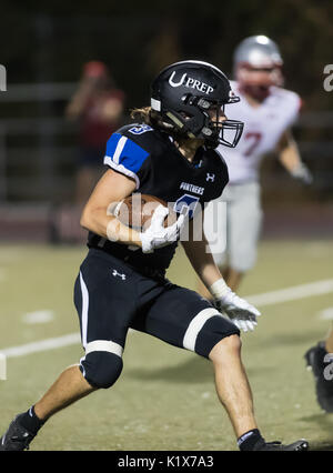 L'action de football avec trinity vs. university prep high school à Redding en Californie. Banque D'Images