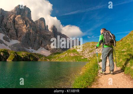 L'Europe, Italie, Vénétie, Italie. Randonneur passe près du lac Coldai le long de la CAI 560, qui à ce moment coïncide avec l'Alta Via n. 1 des Dolomites Banque D'Images