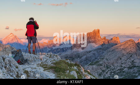 L'Europe, Italie, Vénétie, Belluno, Cortina d'Ampezzo. Photographe de paysage au coucher du soleil sur le haut de Sass de strie, Dolomites Banque D'Images