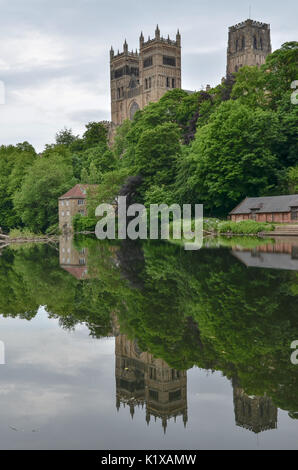 Cathédrale de Durham, le pont et le bateau maison de la rivière Banque D'Images