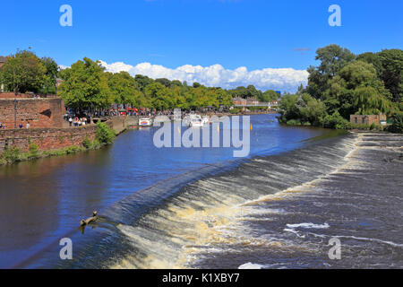 Le barrage sur la rivière Dee, Chester, Cheshire, Angleterre, Royaume-Uni. Banque D'Images