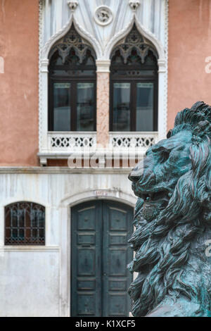 L'Europe, Italie, Vénétie, Venise. Détail d'un lion de Saint Marc sur la statue de bronze de la patriote vénitien Daniel Manin Banque D'Images