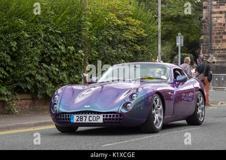 2000 TVR Tuscan au 2017 Ormskirk MotorFest 300 voitures vintage, classiques de toutes les époques de l'automobile alignés sur les rues du centre-ville et dans le parc de Coronation pour les personnes à admirer. Banque D'Images