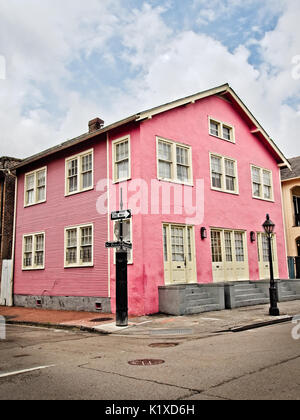 LA Nouvelle-Orléans, Louisiane, USA - 1 juin 2017 - Bâtiment rose avec des portes jaunes dans le Quartier Français Banque D'Images