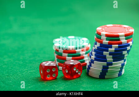 Table verte avec des jetons de casino et de dés. Concept de jeu de Poker Banque D'Images