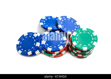 Jetons de poker casino isolé sur fond blanc Banque D'Images