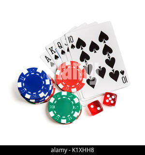 Red dice, jouer aux cartes comme royal flush et plaquettes isolé sur blanc. Vue d'en haut Banque D'Images