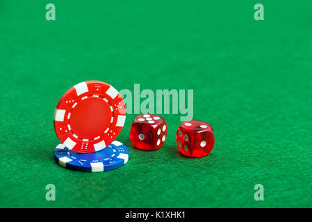 Table verte avec des jetons de casino et de dés. Concept de jeu de Poker Banque D'Images
