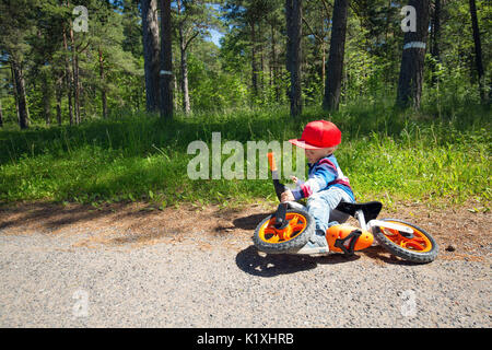 Les enfants sur une bicyclette Banque D'Images