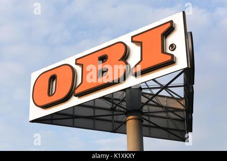 Frechen, Allemagne - 1 juillet 2017 : obi signe sur un poteau. Fondée en 1970, l'obi est le plus grand détaillant de faire vous-même en Europe et la troisième dans la th Banque D'Images