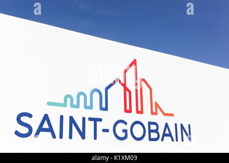 Villefranche, France - 28 mai 2017 : Saint Gobain est une multinationale française, fondée en 1665 à Paris Banque D'Images