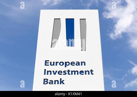 Kirchberg, Luxembourg - Juillet 22, 2017 : Banque européenne d'investissement logo sur un panneau Banque D'Images