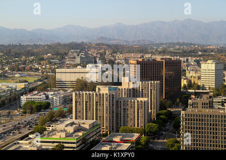 Une vue de la promenade de l'hôtel The Westin Bonaventure Hotel des Tours et autres bâtiments dans le centre-ville de Los Angeles, California, United States Banque D'Images