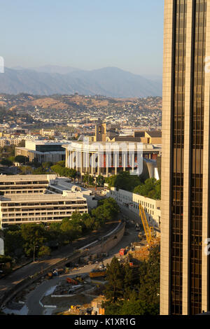 Vue de l'hôtel Westin Bonaventure Hotel vers le centre de la musique et d'autres structures dans le centre-ville de Los Angeles, California, United States Banque D'Images