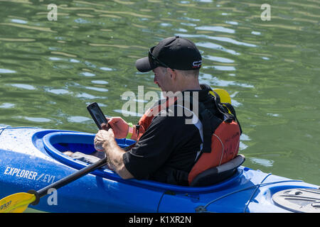 Kayak Bowness Park Calgary AB kayak Bowness Park Calgary AB avec textos Banque D'Images