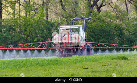 L'épandage d'herbicides par agriculteur Banque D'Images