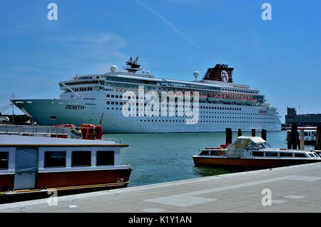 Pullmantur cruises 'mv' zenith bateau de croisière amarré au terminal de croisière de Venise, Venise, Venise, Vénétie, Italie province Banque D'Images