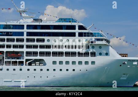 Navire de croisière de luxe Pacific Princess amarré au port de Venise, Venise, Italie sur une journée ensoleillée Banque D'Images