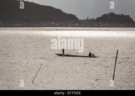 Thailande SONGKHLA - 18 février : Deux pêcheurs naviguer un bateau pour la pêche dans le lac Songkhla le 18 février 2017 à Songkhla, en Thaïlande. Banque D'Images