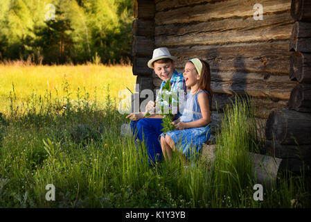 Frère et soeur portrait dans le village. Banque D'Images