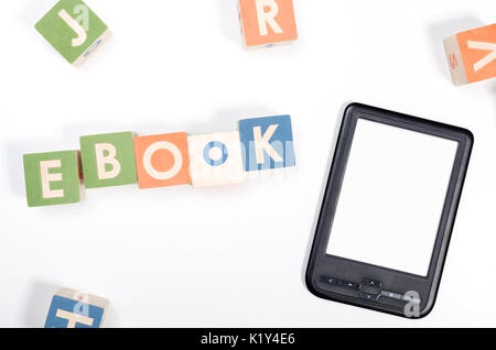 E-Book Reader et toy blocks top view concept Banque D'Images