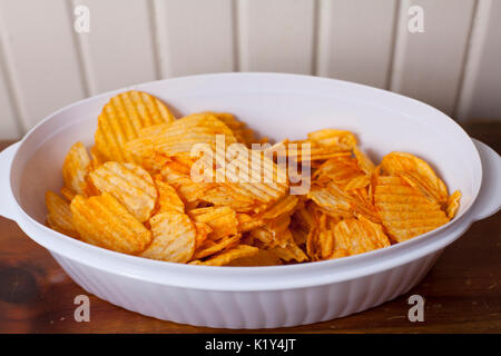 Près d'un bol de croustilles de pommes de terre aromatisée Banque D'Images