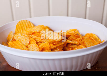 Près d'un bol de croustilles de pommes de terre aromatisée Banque D'Images