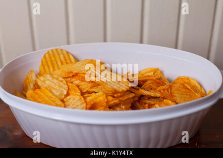 Près d'un bol de croustilles de pommes de terre aromatisée Banque D'Images